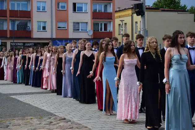Polonez ósmoklasistów SP1 zachwycił na Placu Pokoju