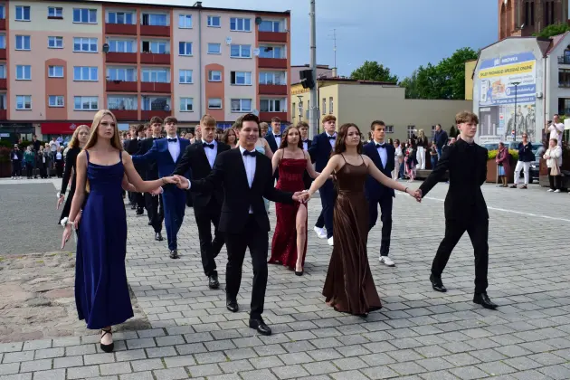 Polonez ósmoklasistów SP1 zachwycił na Placu Pokoju