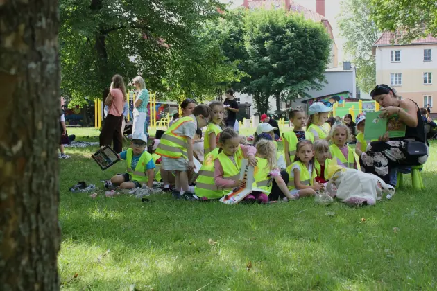 Przedszkolaki i uczniowie z książką pod chmurką w Parku Michalskiego