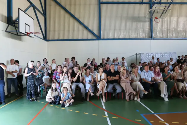 Ostatni dzwonek i nowe wyzwania – absolwenci SP 8 zakończyli naukę