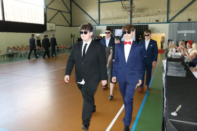 Ostatni dzwonek i nowe wyzwania – absolwenci SP 8 zakończyli naukę