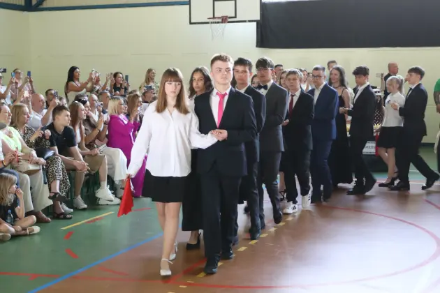 Ostatni dzwonek i nowe wyzwania – absolwenci SP 8 zakończyli naukę