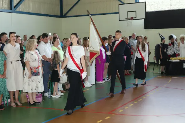 Ostatni dzwonek i nowe wyzwania – absolwenci SP 8 zakończyli naukę