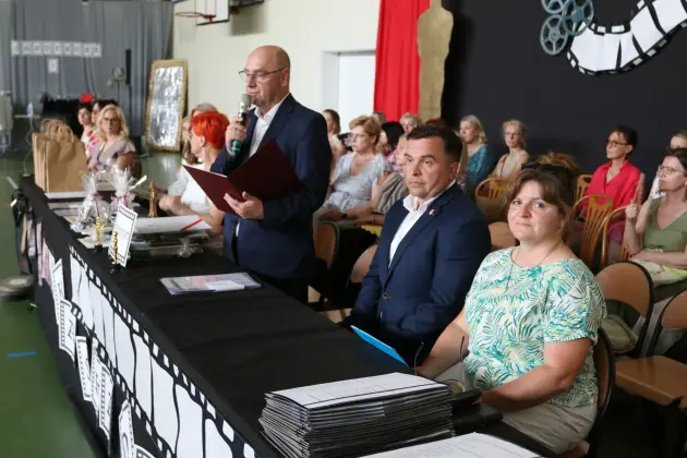 Ostatni dzwonek i nowe wyzwania – absolwenci SP 8 zakończyli naukę
