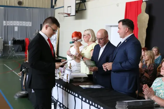 Ostatni dzwonek i nowe wyzwania – absolwenci SP 8 zakończyli naukę