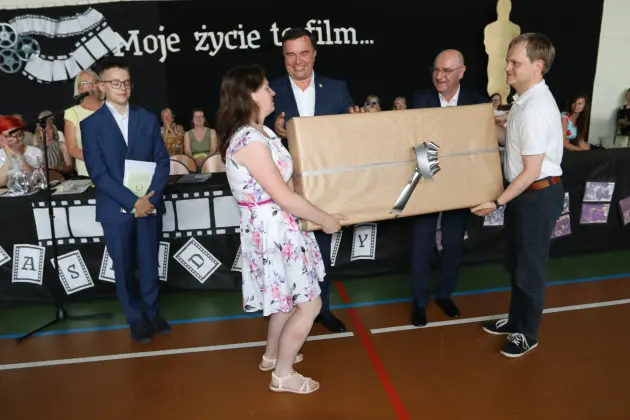 Ostatni dzwonek i nowe wyzwania – absolwenci SP 8 zakończyli naukę