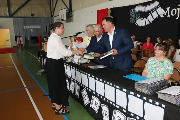 Ostatni dzwonek i nowe wyzwania – absolwenci SP 8 zakończyli naukę