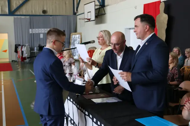 Ostatni dzwonek i nowe wyzwania – absolwenci SP 8 zakończyli naukę