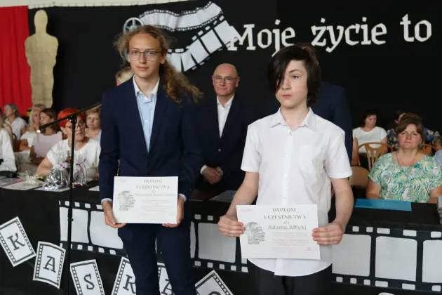Ostatni dzwonek i nowe wyzwania – absolwenci SP 8 zakończyli naukę