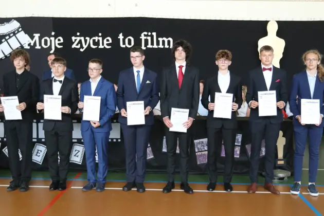 Ostatni dzwonek i nowe wyzwania – absolwenci SP 8 zakończyli naukę