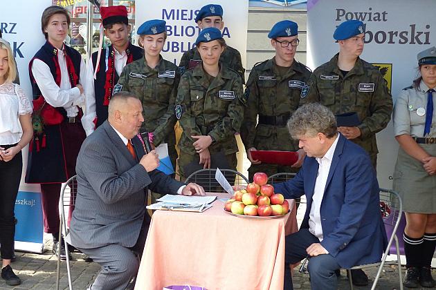 Przy fontannie z żabkami czytali „Przedwiośnie”