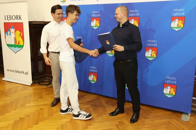 Mistrzowie Polski z SP1 uhonorowani w ratuszu. „Lębork jest z was dumny”