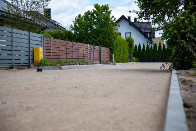Nowa droga, chodniki i lepszy dojazd. Trwa rozbudowa ul. Sudeckiej