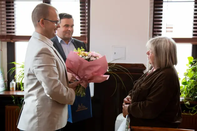 Ewa Kłosowska z prestiżowym wyróżnieniem „Pomorskie dla Seniorów”. Gratulacje w lęborskim ratuszu