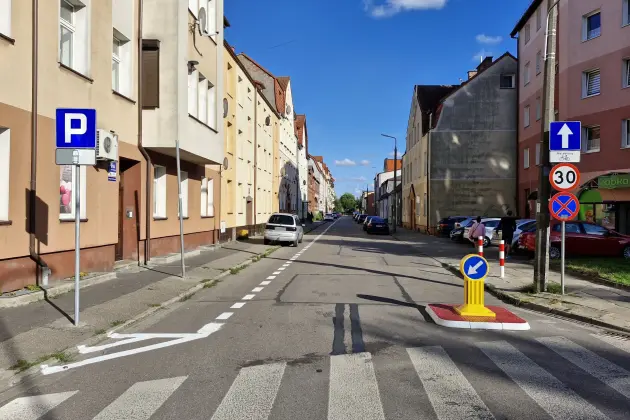 Ruch jednokierunkowy i parkowanie po obu stronach ul. rtm. Pileckiego
