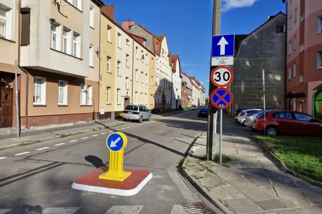 Ruch jednokierunkowy i parkowanie po obu stronach ul. rtm. Pileckiego