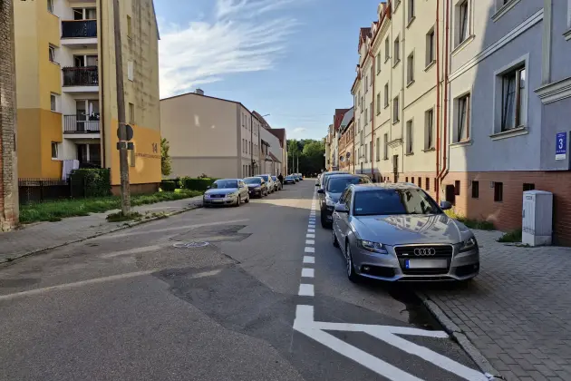 Ruch jednokierunkowy i parkowanie po obu stronach ul. rtm. Pileckiego