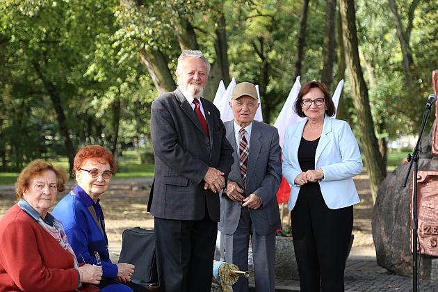 Dzień Sybiraka. Kwiaty i znicze pod Pomnikiem Zesłańców Sybiru