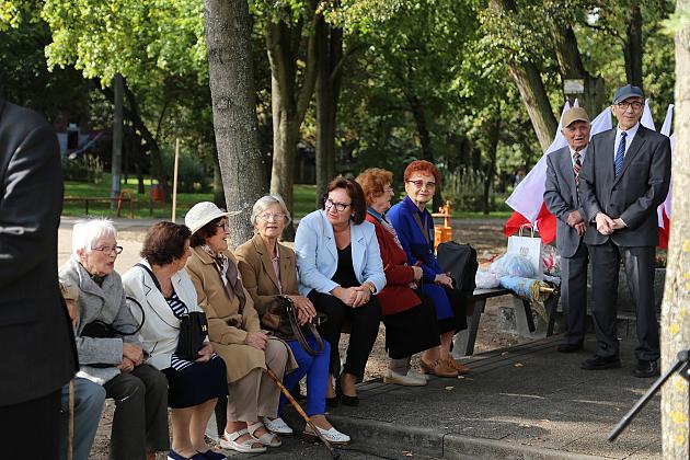 Dzień Sybiraka. Kwiaty i znicze pod Pomnikiem Zesłańców Sybiru
