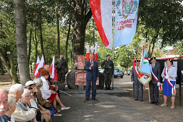 Dzień Sybiraka. Kwiaty i znicze pod Pomnikiem Zesłańców Sybiru