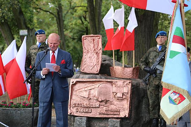 Dzień Sybiraka. Kwiaty i znicze pod Pomnikiem Zesłańców Sybiru