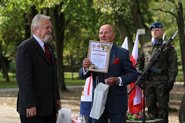 Dzień Sybiraka. Kwiaty i znicze pod Pomnikiem Zesłańców Sybiru