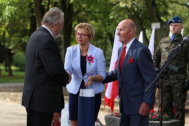 Dzień Sybiraka. Kwiaty i znicze pod Pomnikiem Zesłańców Sybiru