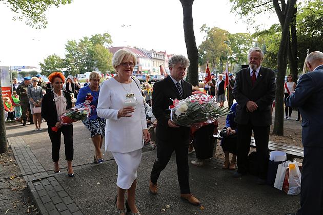 Dzień Sybiraka. Kwiaty i znicze pod Pomnikiem Zesłańców Sybiru