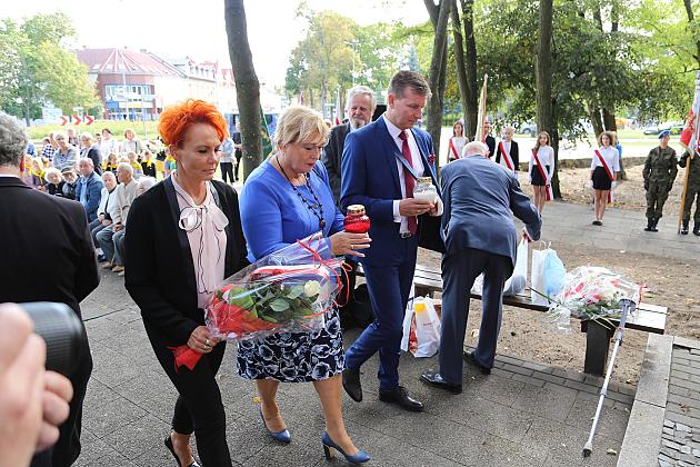 Dzień Sybiraka. Kwiaty i znicze pod Pomnikiem Zesłańców Sybiru