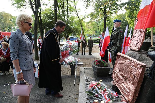 Dzień Sybiraka. Kwiaty i znicze pod Pomnikiem Zesłańców Sybiru