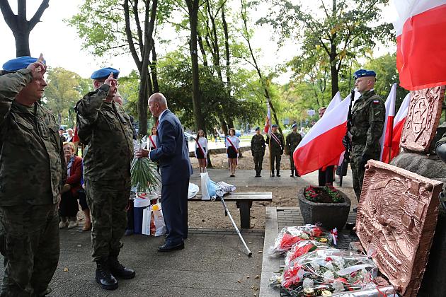 Dzień Sybiraka. Kwiaty i znicze pod Pomnikiem Zesłańców Sybiru