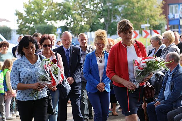 Dzień Sybiraka. Kwiaty i znicze pod Pomnikiem Zesłańców Sybiru