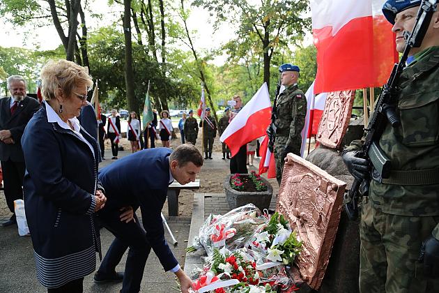 Dzień Sybiraka. Kwiaty i znicze pod Pomnikiem Zesłańców Sybiru