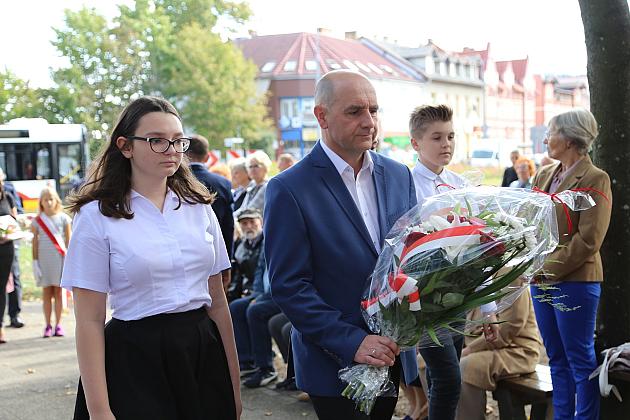 Dzień Sybiraka. Kwiaty i znicze pod Pomnikiem Zesłańców Sybiru