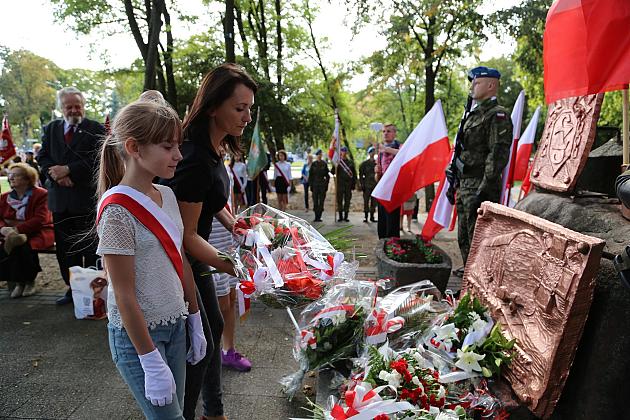 Dzień Sybiraka. Kwiaty i znicze pod Pomnikiem Zesłańców Sybiru