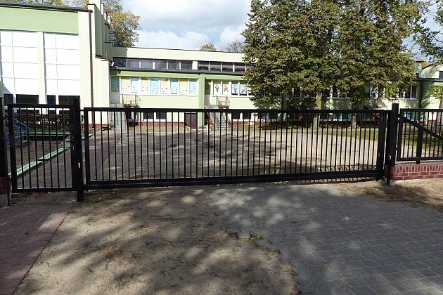 Nowe ogrodzenie i miejsca parkingowe przy SP nr 5