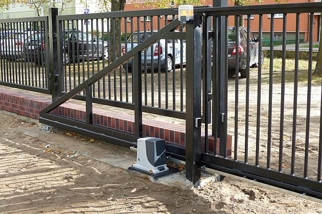 Nowe ogrodzenie i miejsca parkingowe przy SP nr 5