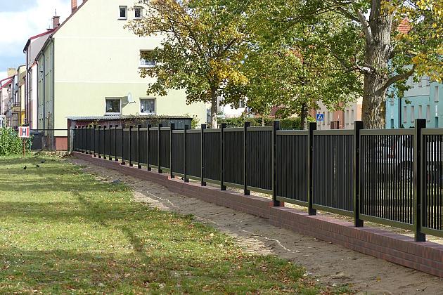 Nowe ogrodzenie i miejsca parkingowe przy SP nr 5