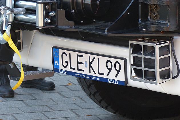 Strażacy ochotnicy z nowoczesnym wozem strażackim