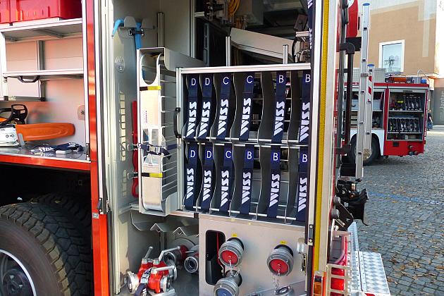 Strażacy ochotnicy z nowoczesnym wozem strażackim