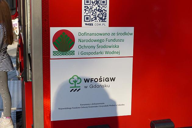 Strażacy ochotnicy z nowoczesnym wozem strażackim