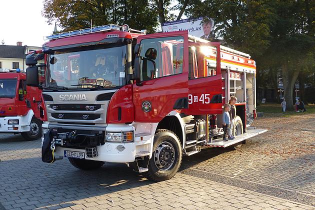 Strażacy ochotnicy z nowoczesnym wozem strażackim