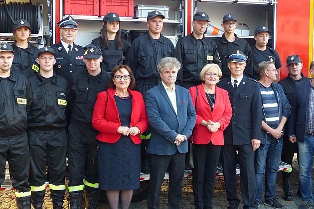 Strażacy ochotnicy z nowoczesnym wozem strażackim