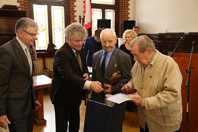 Zasłużeni pszczelarze odznaczeni na sesji RM