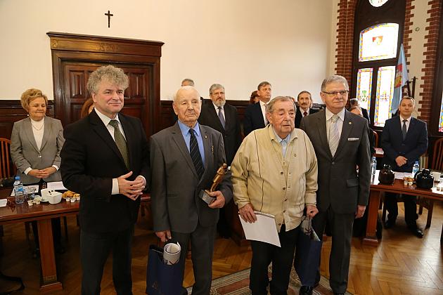 Zasłużeni pszczelarze odznaczeni na sesji RM