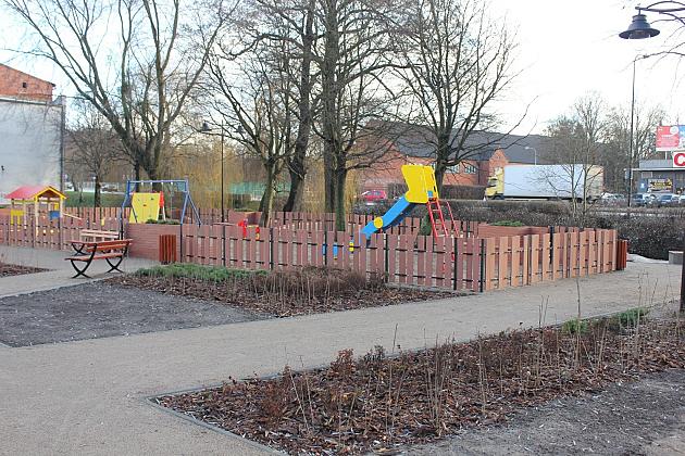 Skwer przy Przymurnej. Zabawa i wypoczynek