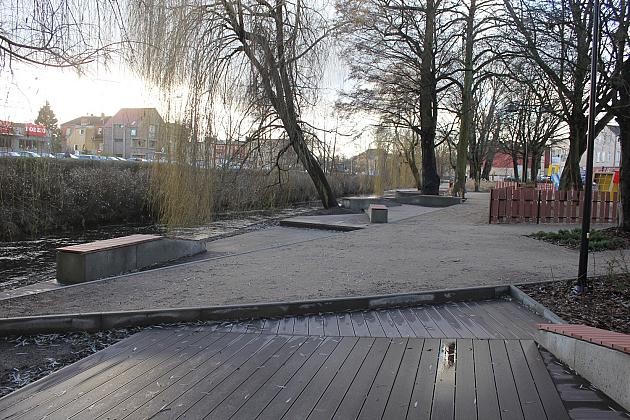 Skwer przy Przymurnej. Zabawa i wypoczynek