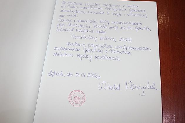 Księga kondolencyjna wystawiona w ratuszu