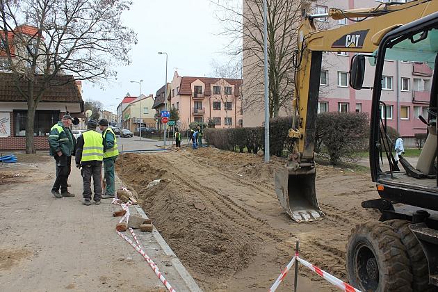 Głębokie wykopy na ulicy Gdańskiej pod kanalizację i wodociąg