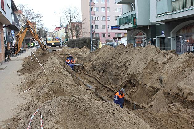 Głębokie wykopy na ulicy Gdańskiej pod kanalizację i wodociąg